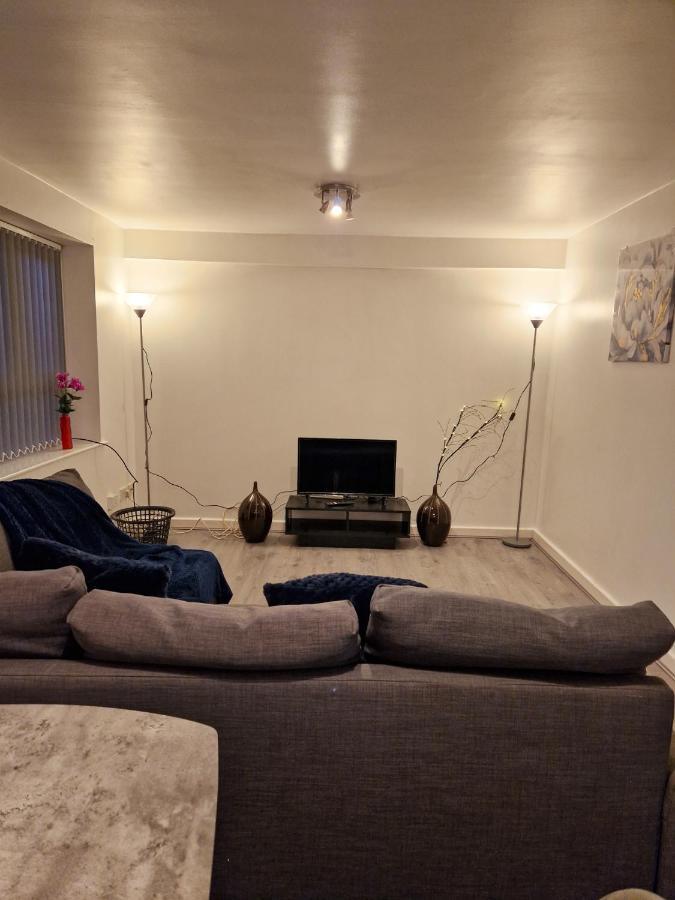 Spacious Apartment For Holiday And Contractor Groups In Salford - Private Parking - By Nmb Serviced Accommodation Manchester Exterior photo