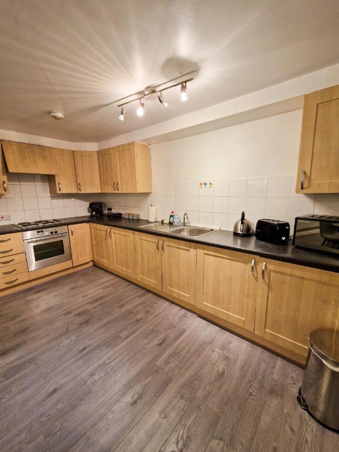 Spacious Apartment For Holiday And Contractor Groups In Salford - Private Parking - By Nmb Serviced Accommodation Manchester Exterior photo